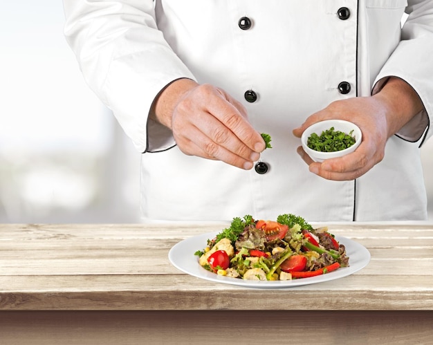 Moderná kuchyňa s jedlom